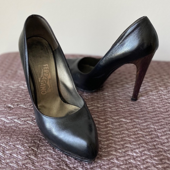 Salvatore Ferragamo Fabulous Black Pumps - Picture 2 of 6
